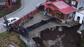 Dueña sigue viviendo ahí: La historia de la casa al borde de caer por socavón