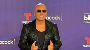 "¿Quién eres?": Wisin sorprende a sus fans con su imagen al aparecer sin sus gafas en fotos navideñas