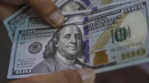 Dólar profundiza fuerte caída a niveles de $860
