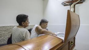 "No aguantó el dolor": familiares lloran a una mujer muerta en ataques de EEUU a Venezuela