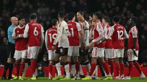 Jugador del Arsenal se disculpa tras empujar a Bradley del Liverpool pensando que estaba fingiendo: Tuvo que salir con muletas