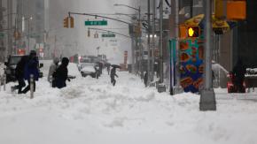 Apagones, vuelos cancelados, supermercados vacíos: una gran tormenta invernal azota EEUU