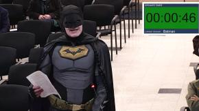 ¿Sólo en EE.UU?: Hombre vestido de Batman reclama contra la presencia de ICE