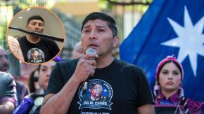 Con una polera de la desaparición de su madre: así se presentó uno de los hijos de Julia Chuñil a la audiencia