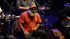 Crónica: La historia no contada de El Macha, el mítico músico chileno que llenó el Estadio Nacional