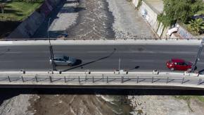 Vehículo cae a la ribera del río Mapocho en Lo Barnechea: conductor estaría bajo influencia del alcohol