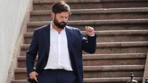 “Miserables”: Presidente Boric denuncia que "grupo de delincuentes" apedreó a carro de Bomberos en Angol