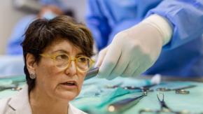 “La urgencia no se atiende por lista de espera”: Ministra Aguilera responde a críticas por cirugía de su madre