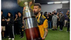 "Es más grande que...": Las burlas en Argentina a las fotos de Lucas Pratto con la Supercopa