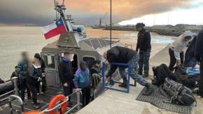 VIDEO | 47 personas evacuadas vía marítima en Punta de Parra mientras fuego destruía gran parte del pueblo