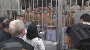 El momento en que presos del Cecot de El Salvador se sacan la polera ante José Antonio Kast