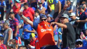 "Se pasaron"..."Tendré que verlo por TV": La furia de los hinchas de la U por precio de los abonos para 2026