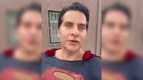 Acusan a profesor universitario de agresión contra cosplayer de “Superman” en la vía pública