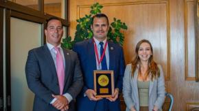 Diputados Flores y Labbé entregaron reconocimiento a excarabinero Claudio Crespo por “su patriotismo”