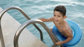 ¿Cómo el color del traje de baño puede salvar la vida de los niños? Expertos advierten sobre elección de esta prenda