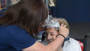 ¡Emotiva visita!: El especial regalo de la U a histórica hincha de 102 años