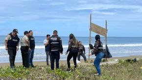 "Los tenemos identificados": Cinco cabezas humanas aparecen colgadas en playa turística de Ecuador junto a mensaje intimidatorio