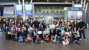 Premian la asistencia escolar: Párvulos chilenos viajaron a Inglaterra y visitarán centro espacial