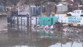 "Se quemó mi casa y ahora se está inundando": Rotura de matriz amenaza centro de acopio en Lirquén