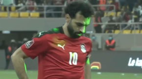 ¡Insólito!: Hincha que molestó a Salah con un láser fue premiado en Senegal