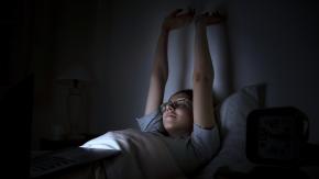 Acostarse tarde: el hábito que aumenta el riesgo de infarto