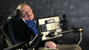 Familia de Stephen Hawking aclara imagen incluida en archivos de Epstein y niega insinuaciones