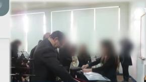 Profesor es denunciado por abuso sexual por tres exalumnas: Les mostraba videos para adultos y acumulaba denuncias desde 2013 