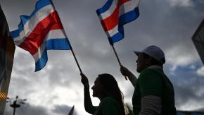 Costa Rica elige presidente con una favorita de línea dura contra violencia del narco