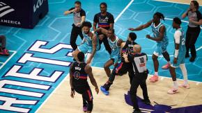 Tremenda pelea en la NBA: Jugadores se enfrentaron a puñetazos y hubo cuatro expulsados