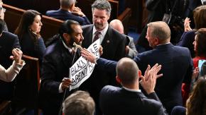 "Las personas negras no son simios": congresista exhibe cartel durante discurso de Trump