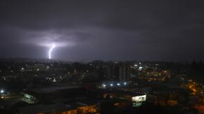 Actualizan aviso y alerta por tormentas eléctricas: Fenómeno se extenderá durante toda la semana en tres regiones del país