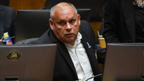 “Hay una práctica impropia, desproporcionada”: Gobernador Mundaca responde a orden de arresto en su contra