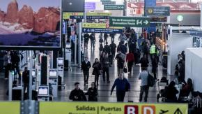 Aeropuerto de Santiago suspende la totalidad de los vuelos a Argentina debido a paro nacional por reforma laboral