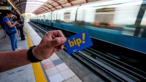 Este viernes comienza el nuevo sistema de pago con tarjetas bancarias en el Metro: ¿Qué pasará con la Bip!?