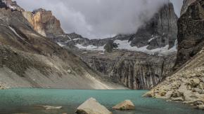 Dan a conocer sentencia contra israelí que encendió cigarro en Torres del Paine: deberá cumplir estas dos resoluciones