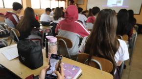 Ley que prohíbe el uso de celulares en colegios empieza en marzo: Qué dice y cuáles son las excepciones 