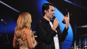 "Cosas que pasan...": Matteo Bocelli sufrió bochornoso problema técnico al final de su show en el Festival de Viña