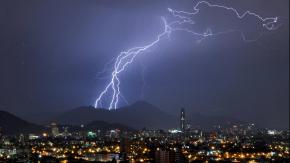 ¿Nueva tormenta eléctrica en Santiago? Los sectores de la capital que podrían tener lluvia este miércoles