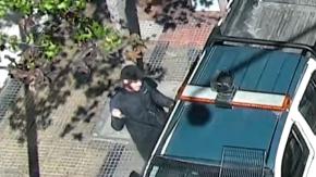 VIDEO | Ambulante intentó apuñalar a inspector a través de reja que blindaba camioneta municipal