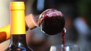 ¿Por qué Japón retiró 40 mil botellas de vino chileno de su mercado? 