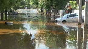 Casas anegadas, cortes de ruta y remoción de barro en Santiago Oriente por lluvias