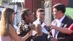 Hombre protagonizó fuerte pelea en vivo tras operativo de retiro de autos: alegó vivir en uno y se negó a ir a un albergue