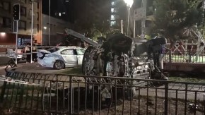 Violento choque en Santiago Centro: Uno de los conductores estaba en estado de ebriedad y otro se fugó 