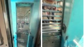 VIDEO | Tiktoker se graba abriendo puertas entre carros del Metro de Santiago