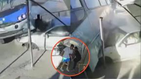 VIDEO | De milagro: Micro aplastó un auto en San Pedro de la Paz y conductor sobrevivió