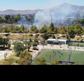 Bomberos combate incendio forestal en el Parque de los Reyes en Santiago
