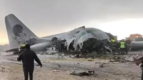 Avión militar boliviano cargado con dinero sufre grave accidente: vecinos intentaron llevarse los billetes 