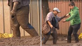 Trabajadores quedan atrapados en el barro en Las Condes tras lluvias: grúa se desplegó en el lugar