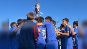 Tiene 16 años, mide 1.85 y sueña con convertirse en defensa central de la U: ¿Por qué la FIFA lo impide?