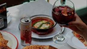 Conocido bar de Providencia cancela reservas tras reclamo de clienta por privilegios de influencers: "Somos un local democrático"